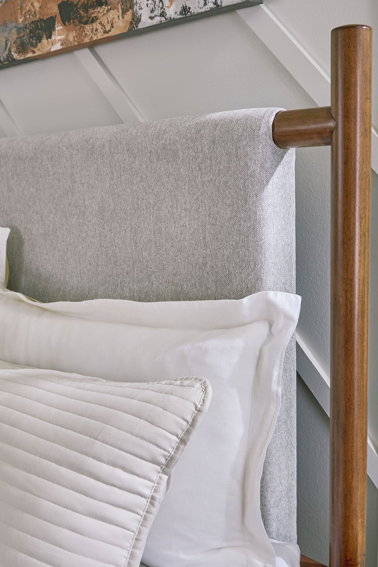 Lyncott - Upholstered Bed - Tony's Home Furnishings