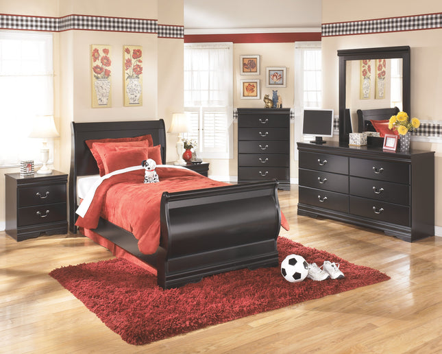 Huey Vineyard - Black - Dresser, Mirror Signature Design by Ashley® 