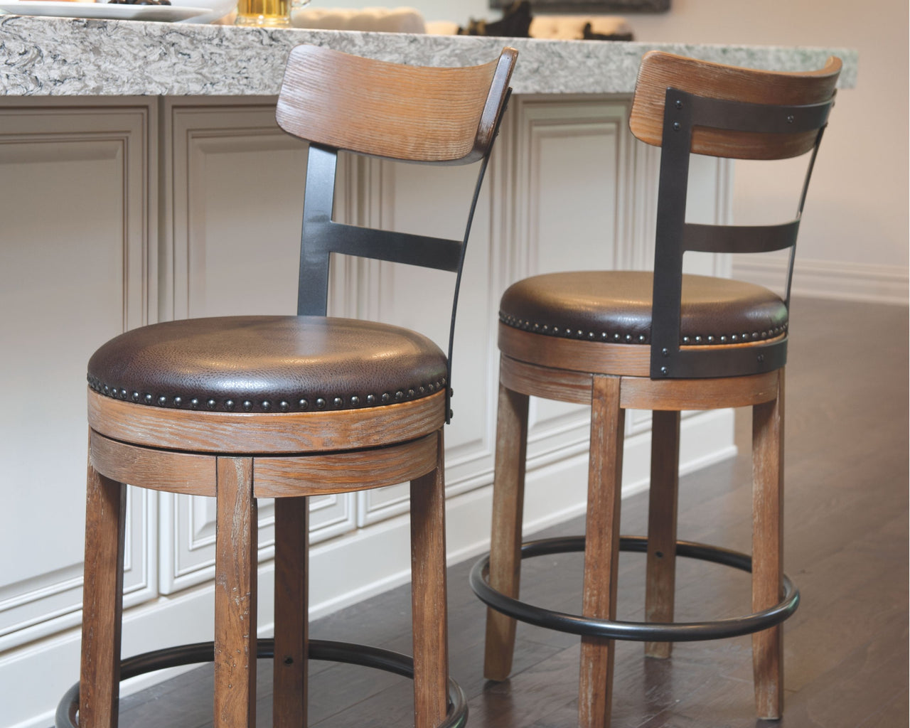 Pinnadel - Swivel Barstool Ashley Furniture 