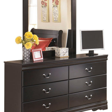 Huey Vineyard - Black - Dresser, Mirror Signature Design by Ashley® 