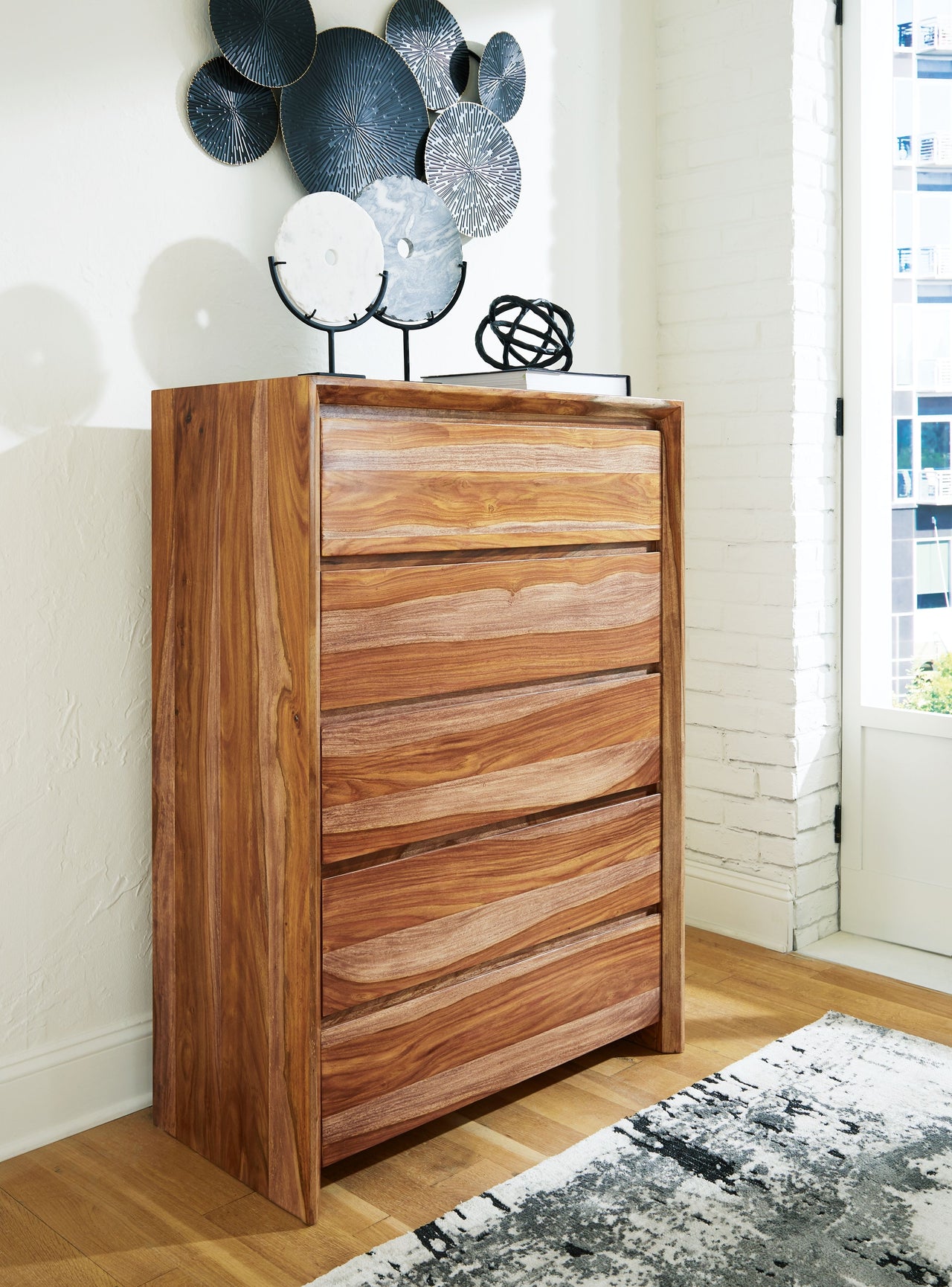 Dressonni - Brown - Five Drawer Chest - Tony's Home Furnishings