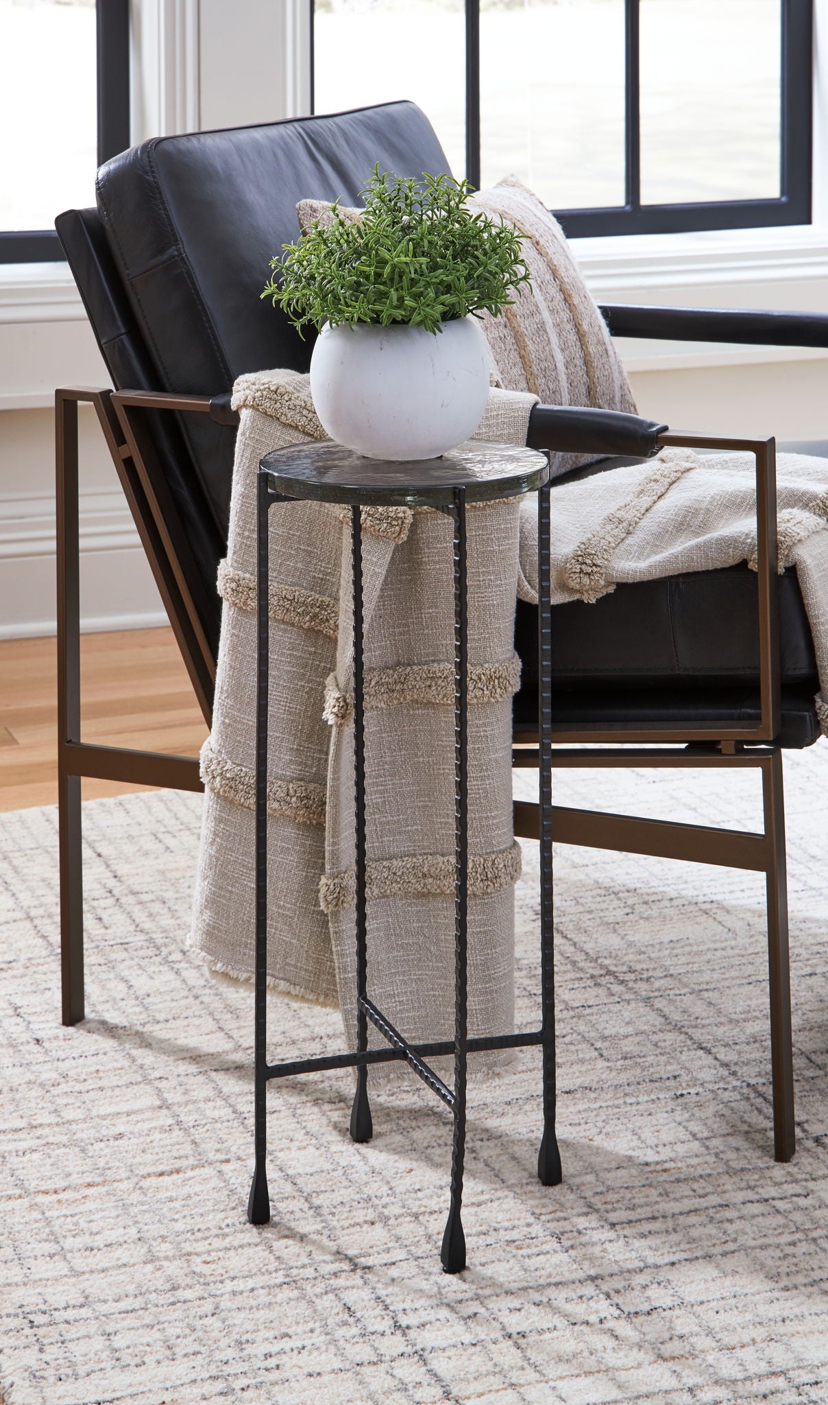 Newgoren - Clear / Black - Accent Table - Tony's Home Furnishings