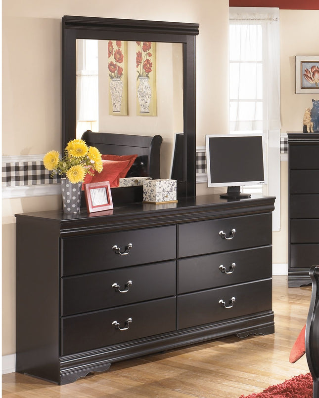 Huey Vineyard - Black - Dresser, Mirror Signature Design by Ashley® 