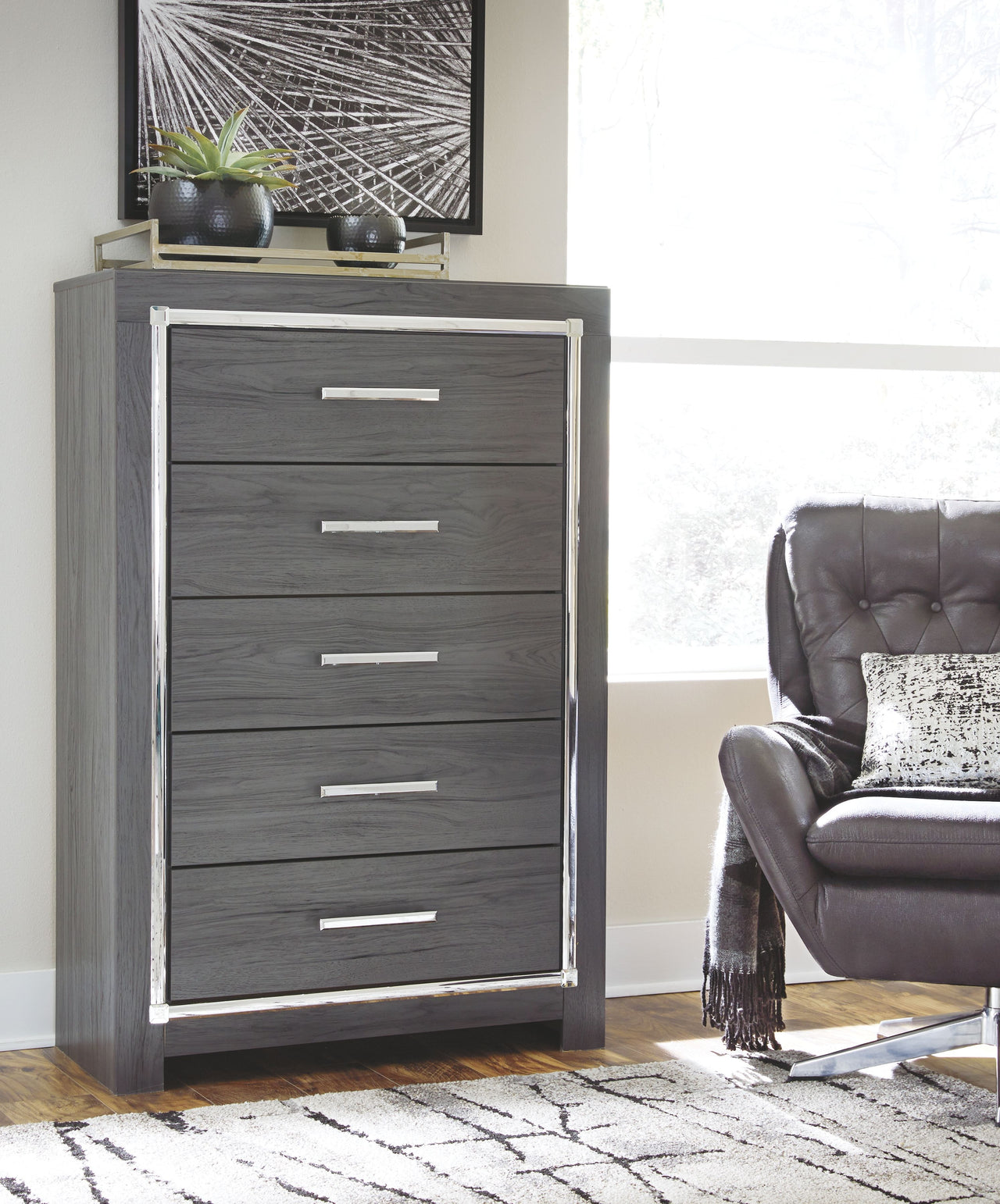 Lodanna - Gray - Five Drawer Chest Ashley Furniture 